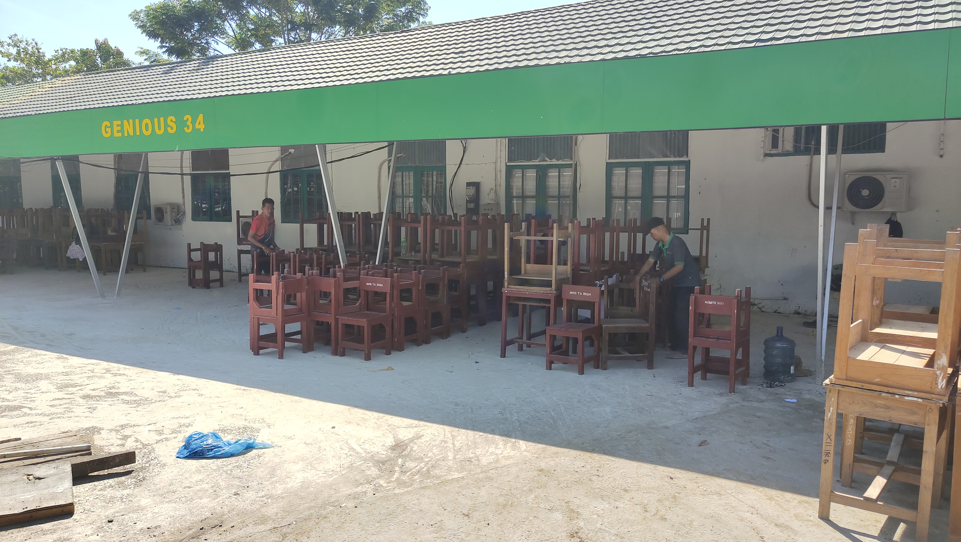 Inventarisir meja kayu kursi siswa
