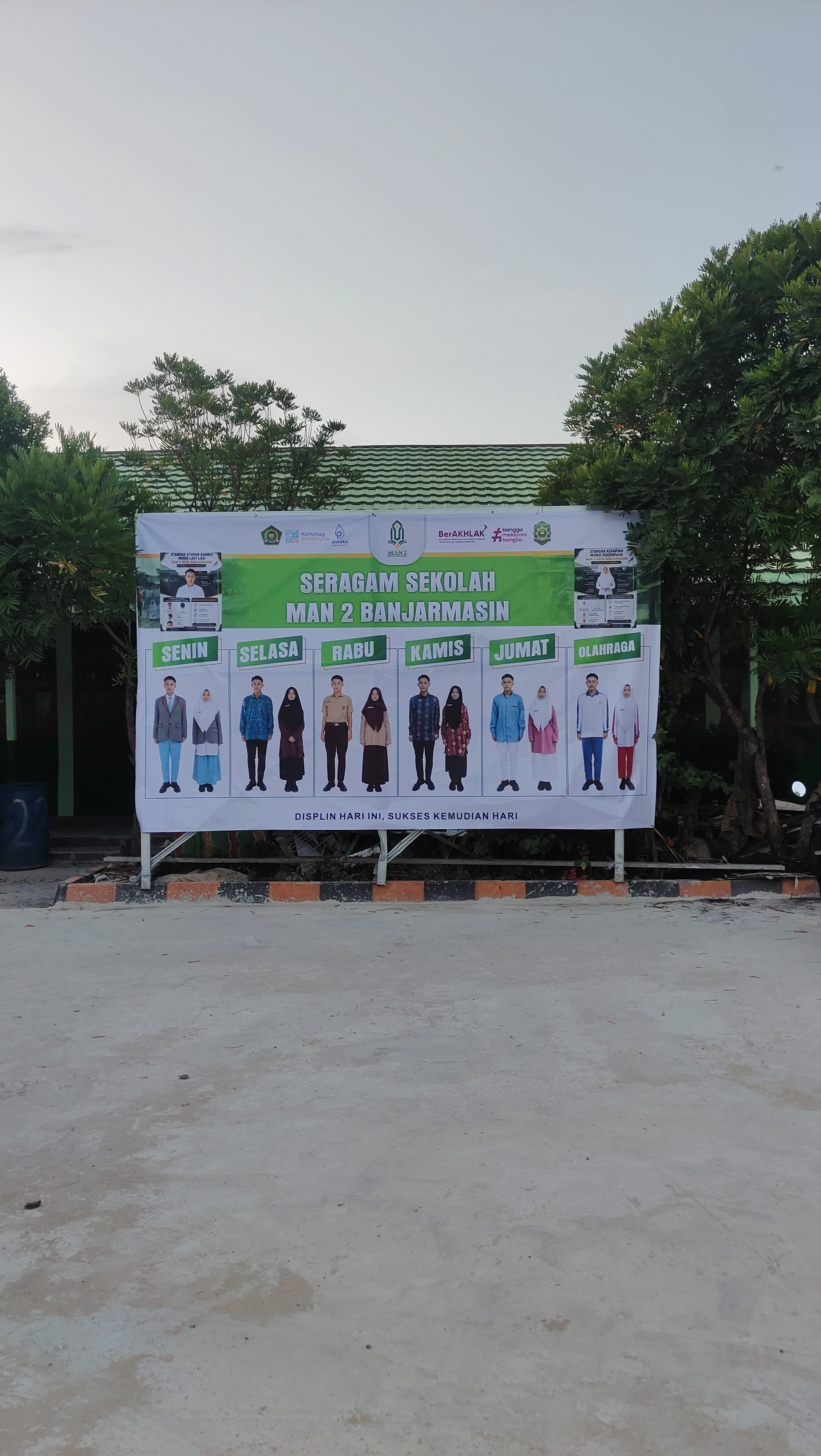Pemasangan spanduk tata tertib pakaian murid tahun 2026