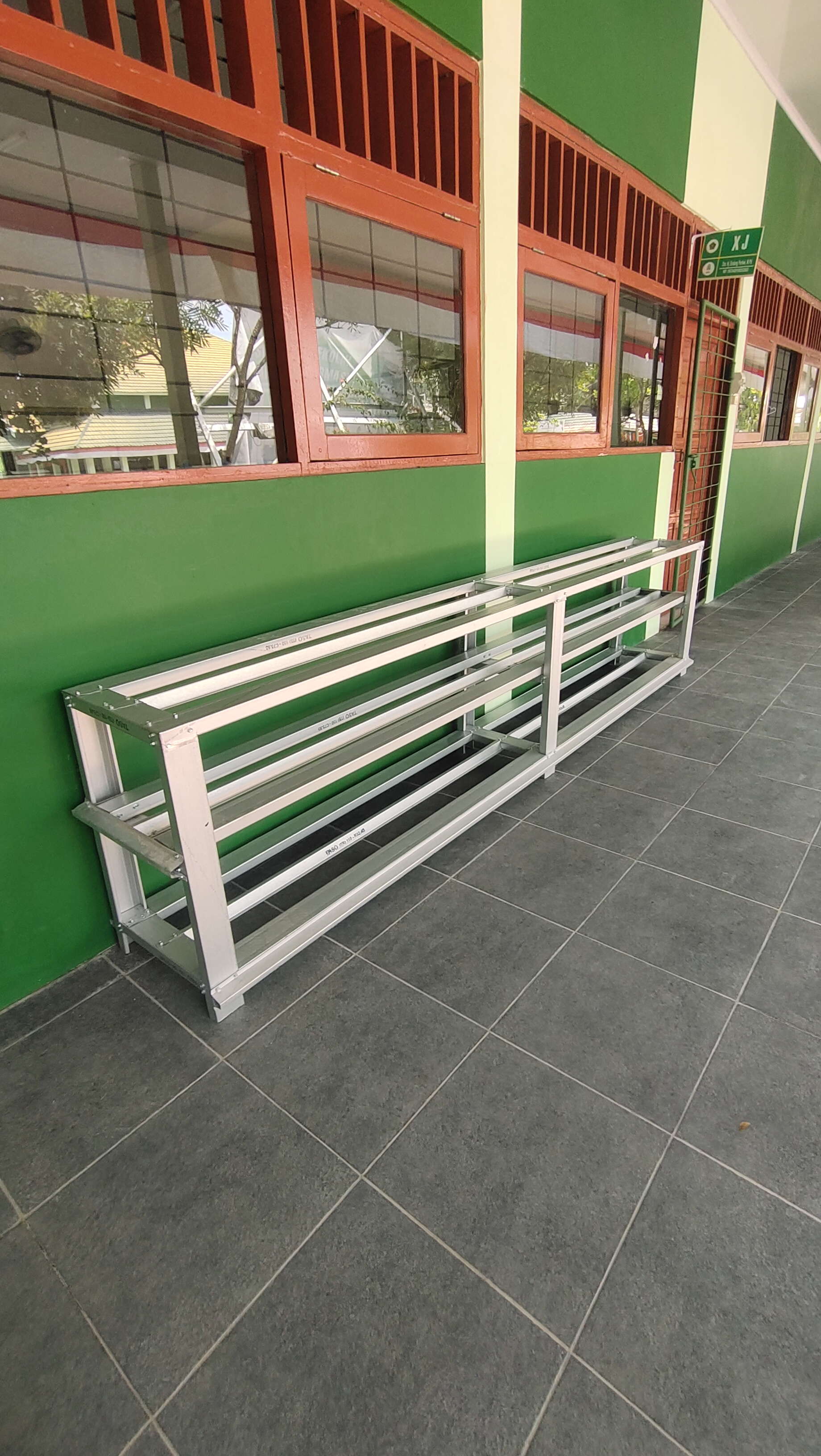 Pembuatan rak sepatu siswa akan ada setiap ruangan